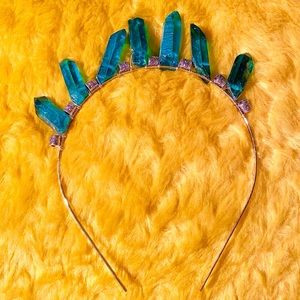 Emerald green quartz crystal crown